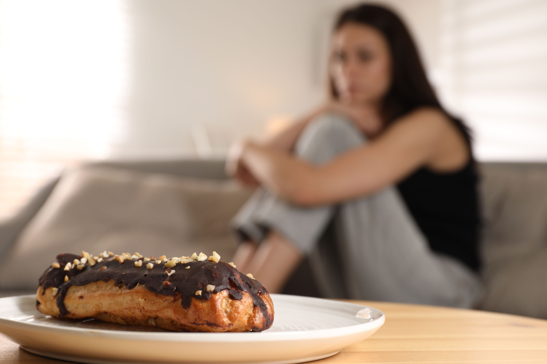 mujer resistiendo comer un postre